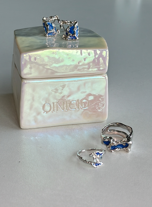 Unlock the allure of elegance and style with Oinicio's exquisite delicate blue glue ring and earrings