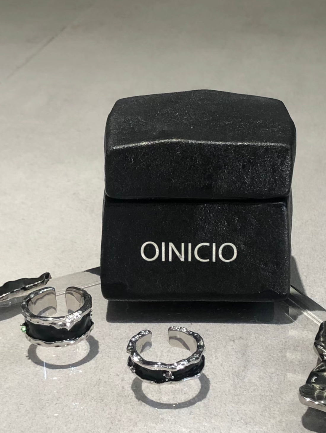 Oinicio's Black Epoxy Ring: Uniting Timeless History with Modern Versatility!