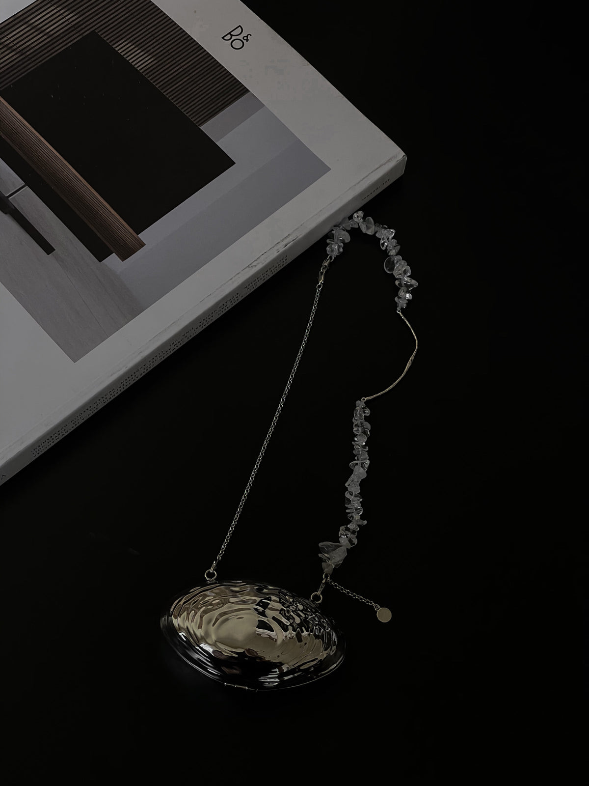 OINICIO Shell Chain Bag: A Bizarre and Captivating Fusion of Jewelry and Fashion