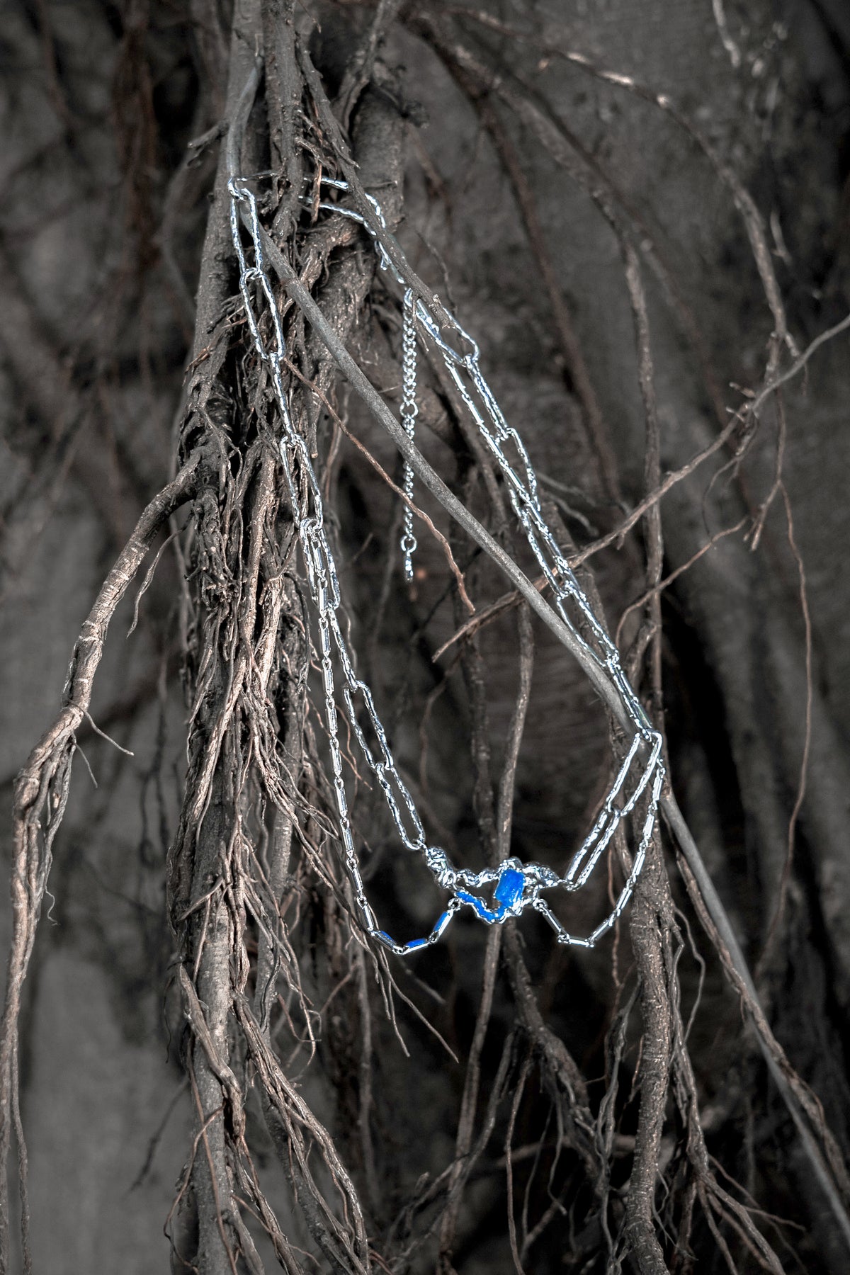 Oinicio's Prussian Blue Drop Glue Necklace: A Timeless Fusion of Faint Blue and Silver in the Dark Night
