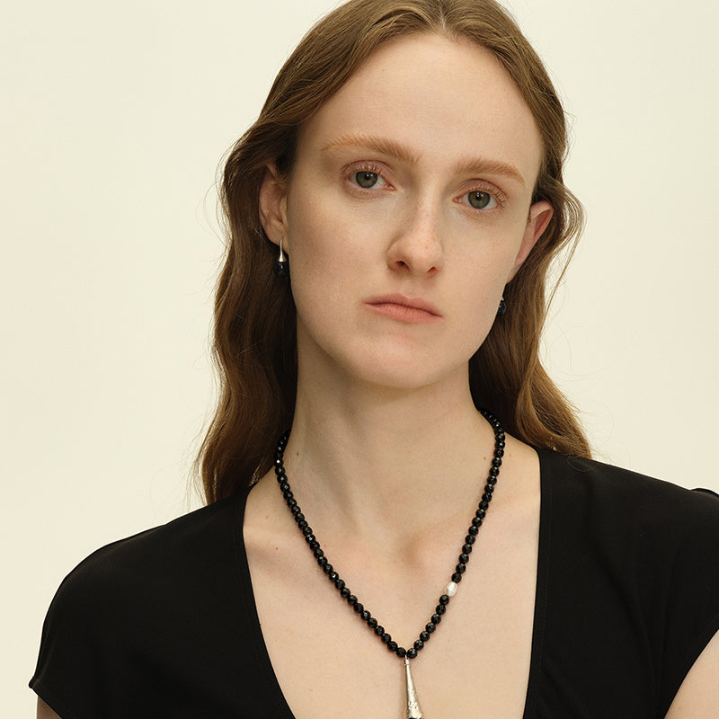 OINICIO Seed Dewdrop Black Gemstone Beaded Necklace