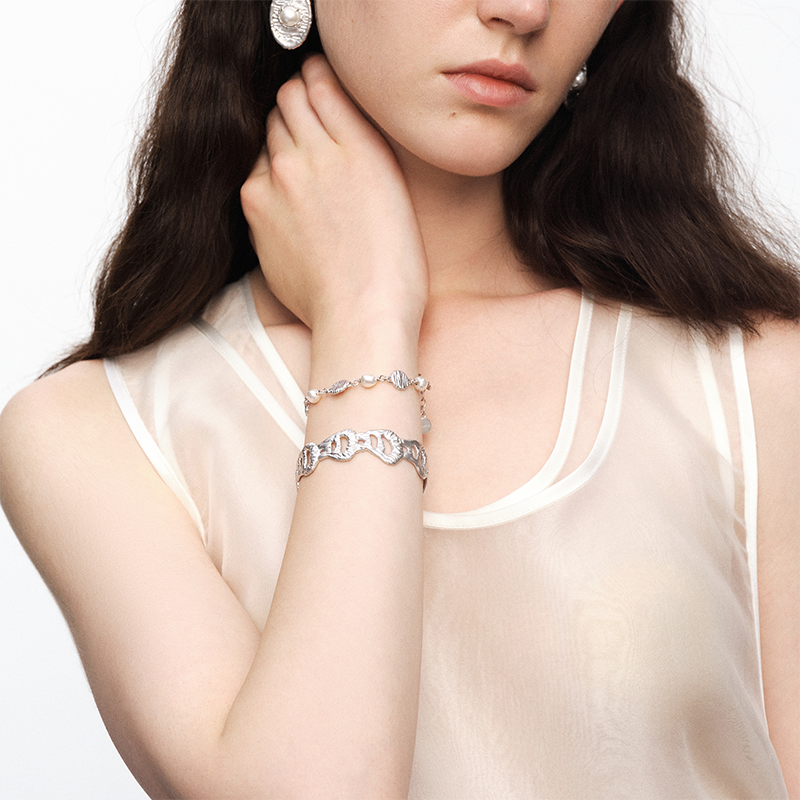 OINICIO NanKe Silver Mermaid Tail Hollow Bangle