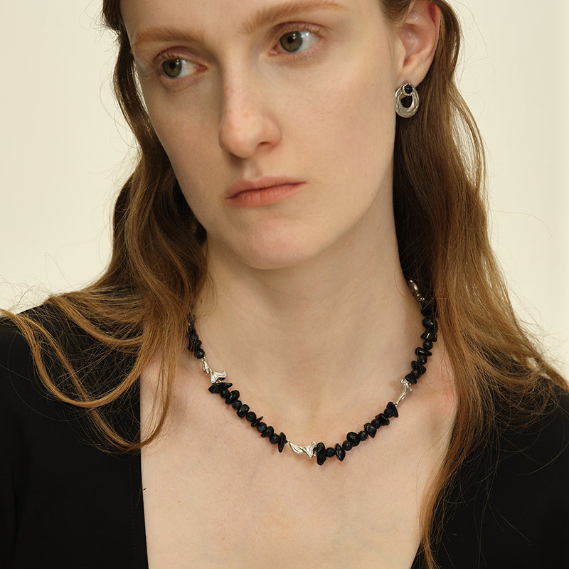 OINICIO Seed Petal Light Shadow Beaded Necklace, Black