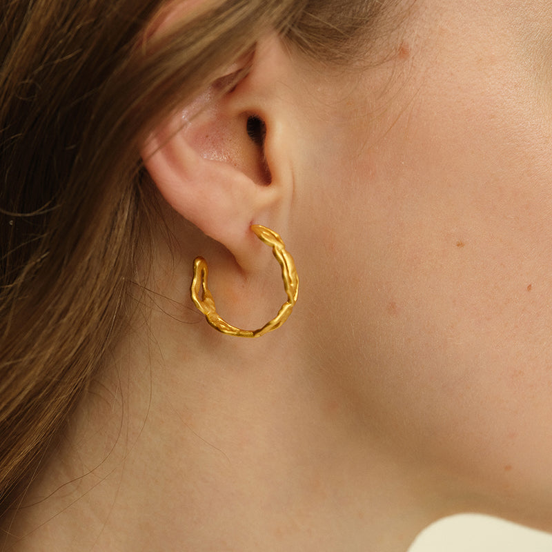 OINICIO Seed Veined Lightshadow Interlaced Gold Hoop Earrings