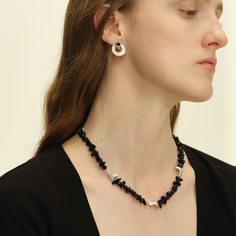 OINICIO Seed Petal Light Shadow Beaded Necklace, Black