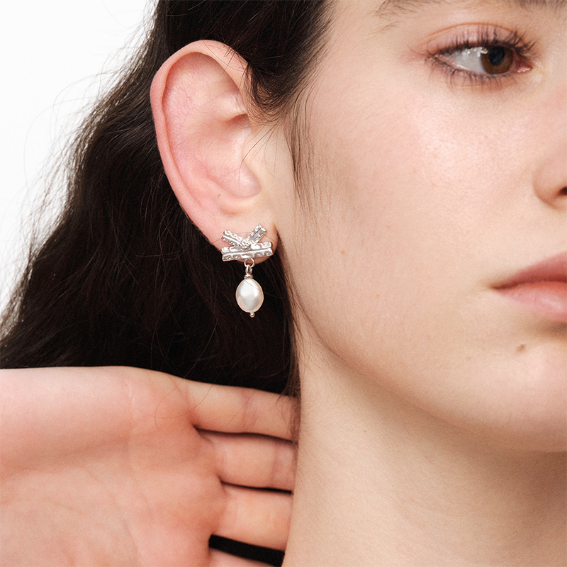 OINICIO NanKe Gold Lace Bow Pearl Stud Earrings