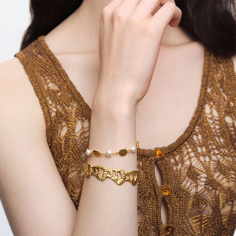 OINICIO NanKe Gold Mermaid Tail Hollow Bangle