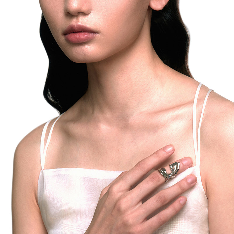 OINICIO Fishtail Mother-of-pearl Knuckle Ring